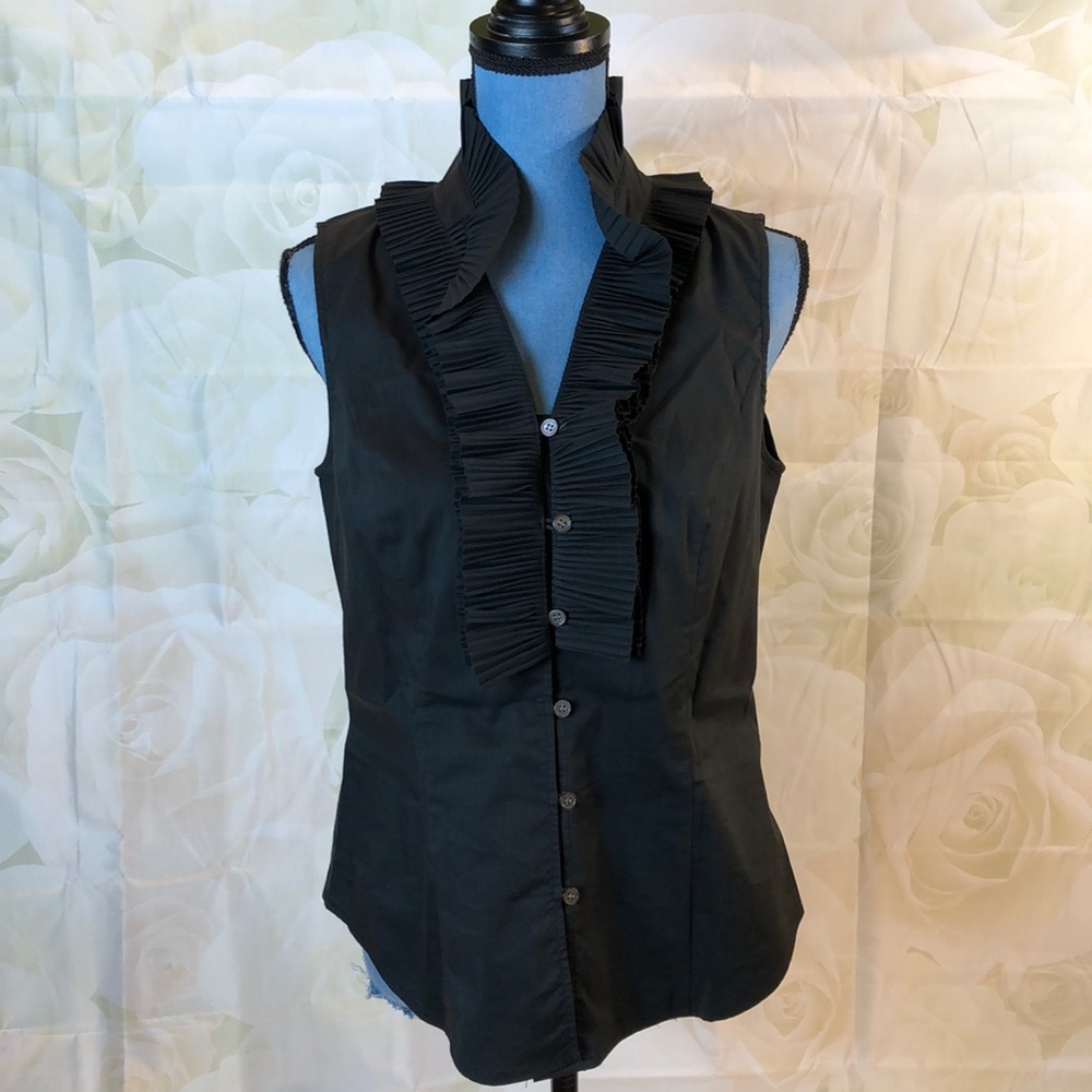 Chaus black fitted top w pleated collar